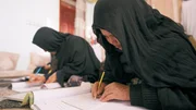 In dieser Kabuler Wohnung lernen erwachsene Frauen das Schreiben und Rechnen und trotzen damit dem Bildungsverbot der Taliban.