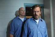 F&uuml;nf Tage muss er sich noch zusammenrei&szlig;en, dann w&uuml;rde House (Hugh Laurie, r.) freikommen. Doch ein Mitinsasse (Michael Massee, l.) macht ihm &Auml;rger.