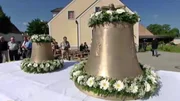 "Glocken - Klang zwischen Himmel und Erde", Diese Dokumentation zeigt die Konnotation der Glocke im menschlichen Kulturbild. Otto Erzherzog von &Ouml;sterreich hat mir einmal gesagt: "Wenn ich Glocken h&ouml;re, wei&szlig; ich, dass ich wieder in Europa bin." (Dabei wird die Konstruktion der ersten Glocke in das China 1600 v. Chr. datiert.) Gerade die Glocke ist ein wichtiger Begleiter des Menschen - ?Die Lebenden rufe ich, die Toten beklage ich, die Blitze breche ich' (Aufschrift). Warum ausgerechnet eine Glocke? Was ber&uuml;hrt sie in der menschlichen Seele? Die Glocke - das Ausrufungszeichen f&uuml;r allerlei? Ist sie nur die Poesie der Kircht&uuml;rme? Die Artillerie der Geistlichkeit?