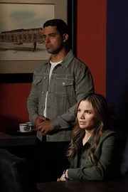 Nick Torres (Wilmer Valderrama, l.); Jessica Knight (Katrina Law, r.)