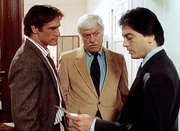 Dr. Mark Sloan (Dick van Dyke, M.) und sein junger Kollege Jack Stewart (Scott Baio, r.) versuchen Steve (Barry Van Dyke), Dr. Sloans Sohn, aus der Patsche zu helfen. Dr. Mark Sloan (Dick van Dyke, M.) und sein junger Kollege Jack Stewart (Scott Baio, r.) versuchen Steve (Barry Van Dyke), Dr. Sloans Sohn, aus der Patsche zu helfen.