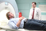 Nur widerwillig hilft Wilson (Robert Sean Leonard, r.) House (Hugh Laurie, l.) bei seiner Rückkehr ins Krankenhaus ... Nur widerwillig hilft Wilson (Robert Sean Leonard, r.) House (Hugh Laurie, l.) bei seiner Rückkehr ins Krankenhaus ...
