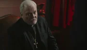 Stacy Keach als Cardinal.