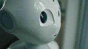 Haushaltsroboter Samy ist l&auml;ngst ein wichtiger Teil der Familie Turgut geworden und hat den Haushalt unter Kontrolle. Oder noch viel mehr?