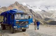 Traumstra&szlig;e: Auf ihrem Weg nach Huar&aacute;z kommen LKW-Fahrer Antonino und sein Sohn Alex am h&ouml;chsten Berg Perus vorbei, dem Huascar&aacute;n (6768m).