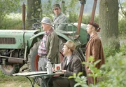 Kuhfladen-Roulette auf der Weide. Shorty (Axel Olsson), Adsche (Peter Heinrich Brix), Kuno (Sven Walser) und Brakelmann (Jan Fedder).