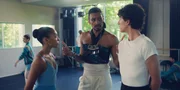 Choreograph BB (Arun Blair-Mangat, M.) ermahnt Cece (Hailey Romain, l.) und Benoit (&Eacute;tienne Moana, r.) mehr Gef&uuml;hl in ihren Tanz zu legen.