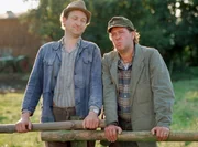 Bauer Brakelmann (Jan Fedder) und Tönnsen (Peter Heinrich Brix) haben einen Plan. Bauer Brakelmann (Jan Fedder) und Tönnsen (Peter Heinrich Brix) haben einen Plan.