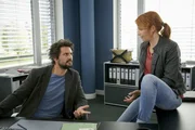 Obwohl Felix "Einstein" Winterberg (Tom Beck, l.) der Kommissarin Elena Lange (Annika Ernst, r.) mit seiner besserwisserischen Art und fehlenden Einf&uuml;hlungsgabe oft auf die Nerven geht, muss sie sich eingestehen, dass seine St&auml;rken bei den Ermittlungen oft hilfreich sind ...