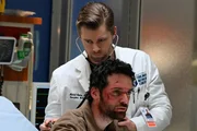 Robert Sullivan(Daniel Dorr), Dr. Mitch Ripley (Luke Mitchell, r)