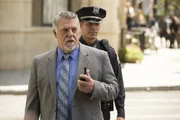 Vince Korsak (Bruce McGill) h&auml;lt &uuml;ber Funk Kontakt zu den Personen, die sich in einem evakuierten Geb&auml;ude befinden, um ihnen Anweisungen zu geben. Kann der T&auml;ter dadurch gefasst werden?