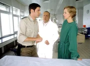 Tobias (Manuel Witting, li.), nat&uuml;rlich mit Lutz (Udo Kroschwald, Mi.) im Schlepptau, macht sich bei Laura (Simone Hanselmann) in der Pathologie sachkundig.