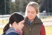 Georgie (Alisha Newton, l.); Amy (Amber Marshall, r.)