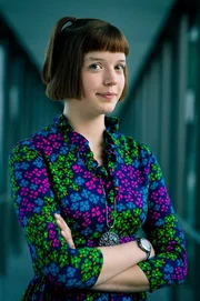 Helene Mardicke spielt Roxy.