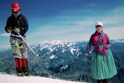 Estrella Gonzales (li.) und ihre Schwester Ana-Lia (re.) auf dem Gipfel des Huayna Potosí (6.088 Meter): Ohne Sauerstoffgerät fällt das Atmen in dieser Höhe schwer. Estrella Gonzales (li.) und ihre Schwester Ana-Lia (re.) auf dem Gipfel des Huayna Potosí (6.088 Meter): Ohne Sauerstoffgerät fällt das Atmen in dieser Höhe schwer.