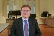 Thomas Goger ist Leitender Oberstaatsanwalt bei der Generalstaatsanwaltschaft Bamberg und stellvertretender Leiter der Zentralstelle Cybercrime Bayern (ZCB), die landesweit bedeutende Cybercrime-Verfahren f&uuml;hrt. Er sieht, dass KI von T&auml;tern gezielt eingesetzt wird, um Missbrauchsmaterial mit Kindern zu generieren und bestehendes Material zu erweitern.