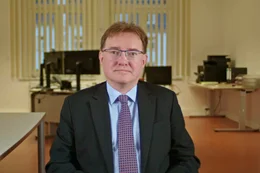 Thomas Goger ist Leitender Oberstaatsanwalt bei der Generalstaatsanwaltschaft Bamberg und stellvertretender Leiter der Zentralstelle Cybercrime Bayern (ZCB), die landesweit bedeutende Cybercrime-Verfahren f&uuml;hrt. Die ZCB ist unter anderem f&uuml;r das &bdquo;Zentrum zur Bek&auml;mpfung von Kinderpornografie und sexuellem Missbrauch im Internet&ldquo; zust&auml;ndig, das gro&szlig;e Verfahren zu Online-Kinderpornografie steuert. Er sieht, das KI von T&auml;tern ganz gezielt eingesetzt wird, um Missbrauchsmaterial mit Kindern zu generieren, an die die T&auml;ter im echten Leben nicht herankommen. Dar&uuml;ber hinaus werden bereits bekannte Missbrauchsabbildungen mit K&uuml;nstlicher Intelligenz erweitert und ausgeschm&uuml;ckt &ndash; teilweise von Kindern, die heute schon erwachsen sind.