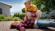 Nora Kaminski (Tanja Wedhorn, l.) findet den 18-j&auml;hrigen Moritz (Frederic Balonier) nach seinem pl&ouml;tzlichen Zusammenbruch.