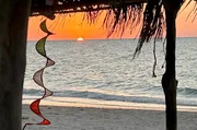 Sonnenuntergang am Meer in Célestun im Nordwesten der Halbinsel Yucatán am Golf von Mexiko. Das kleine Fischerdorf blieb bisher vom Massentourismus verschont, könnte durch Tren Maya aber bald von entdeckungsfreudigen Gästen überlaufen werden. Sonnenuntergang am Meer in Célestun im Nordwesten der Halbinsel Yucatán am Golf von Mexiko. Das kleine Fischerdorf blieb bisher vom Massentourismus verschont, könnte durch Tren Maya aber bald von entdeckungsfreudigen Gästen überlaufen werden.