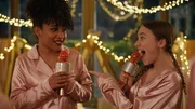 Charlotte (Gloria Colston, l.) und Lucy (Kensington Tallman, r.) singen Karaoke im Pyjama.