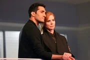 (l-r) Dominic Rains als Dr. Crockett Marcel, Sarah Rafferty als Dr. Pamela Blake