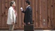 Michael (Jeffrey Donovan, r.) beschlie&szlig;t, getarnt als Anwalt einer gro&szlig;en Investmentfirma, mit Falcone (Jeff Kober), dem Bodyguard eines Mafiabosses, in Kontakt zu treten. Doch Michaels Tarnung droht aufzufliegen...