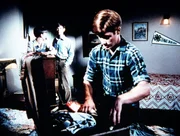 Traurig sehen Jim-Bob (David W. Harper, hinten l.) und Jason (Jon Walmsley, hinten r.) ihrem Bruder Ben (Eric Scott, r.) beim Packen zu. Dieser verl&auml;sst die Familie, um in der Stadt zu arbeiten ...