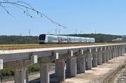 Tren Maya kurz nach der Ausfahrt in Campeche auf der mexikanischen Halbinsel Yucatán. Die neue Strecke wurde häufig mittels Brücken trassiert, dennoch wurden für ihren Bau Teile des Regenwaldes gerodet. Tren Maya kurz nach der Ausfahrt in Campeche auf der mexikanischen Halbinsel Yucatán. Die neue Strecke wurde häufig mittels Brücken trassiert, dennoch wurden für ihren Bau Teile des Regenwaldes gerodet.