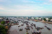 Der schwimmende Markt von Cai Rang ist einer der größten im vietnamesischen Mekong-Delta. Die Anzahl der Boote variiert je nach Saison und Erntezeitpunkt der Obst- und Gemüsesorten. Der schwimmende Markt von Cai Rang ist einer der größten im vietnamesischen Mekong-Delta. Die Anzahl der Boote variiert je nach Saison und Erntezeitpunkt der Obst- und Gemüsesorten.