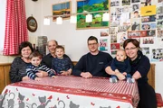 Familie Grosjean: Angela und Martin mit ihren Kindern und den Grosseltern Marianne und Heinz