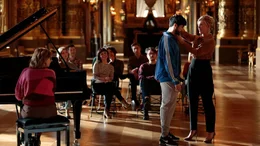 Antoine Zerkaoui als MB14 (Mohamed Belkhir, l.) und Madame Loyseau (Mich&egrave;le Laroque, r.) mit Orchester