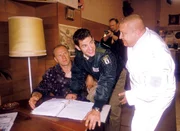 Tobias (Manuel Witting, 2.v.li.) unterh&auml;lt sich mit Blank (G&ouml;tz Schubert, li.) und merkt nicht, dass er von Ulf (Torsten Hammann, hinten) bedroht wird. Lutz (Udo Kroschwald, re.) versucht Tobias auf die brennselige Situation aufmerksam zu machen.