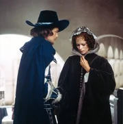 D'Artagnan (Michael York) kehrt gerade noch zum Beginn des Balls zum Schloss zur&uuml;ck und es gelingt ihm, bis zur K&ouml;nigin (Geraldine Chaplin) zu gelangen.