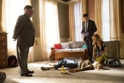 V.l.: Vince Korsak (Bruce McGill, l.), Frankie Rizzoli Jr. (Jordan Bridges) und Maura Isles (Sasha Alexander) untersuchen die Leiche einer Frau, die tot in ihrer Wohnung gefunden wurde. Wem ist sie zum Opfer gefallen? V.l.: Vince Korsak (Bruce McGill, l.), Frankie Rizzoli Jr. (Jordan Bridges) und Maura Isles (Sasha Alexander) untersuchen die Leiche einer Frau, die tot in ihrer Wohnung gefunden wurde. Wem ist sie zum Opfer gefallen?