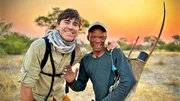 Simon Reeve mit San-J&auml;ger Tui in der Kalahari