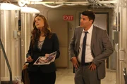 Brennan (Emily Deschanel) und Booth (David Boreanaz) suchen das Labor auf, in dem das Opfer - vor seinem Tod - eingefroren wurde.