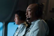 Kapit&auml;n Hong Sung-Sil (gespielt von Houston Wong) und Erster Offizier Park Bon-Suk (gespielt von Edward Choi) k&ouml;nnen ihr Frachtflugzeug vom Typ MD-11F kurz nach dem Start vom internationalen Flughafen Hongqiao in Shanghai nicht aus dem Sturzflug herausholen.