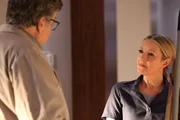 (l-r) Oliver Platt als Dr. Daniel Charles, Alet Taylor als Liliana Wapniarski
