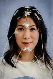 Im Schlaflabor wird Dr. Mai Thi Nguyen-Kims Schlaf untersucht; Elektroden messen Hirnstr&ouml;me.