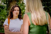 Larissa (Anna Karolin Berger, r.) spendiert Olivia (Soraya Bouabsa, l.) einen Anwalt.