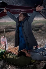 (l-r) Henderson Wade als Dr. Loren Johnson, Marlyne Barrett als Maggie Lockwood (l-r) Henderson Wade als Dr. Loren Johnson, Marlyne Barrett als Maggie Lockwood