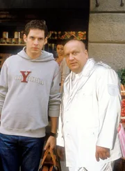 Manuel Witting (Tobias Wagner, li.) Udo Kroschwald (Schutzengel Lutz Koslowski). Manuel Witting (Tobias Wagner, li.) Udo Kroschwald (Schutzengel Lutz Koslowski).