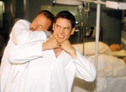 Professor Voss (Samuel Finzi), Tobias (Manuel Witting).