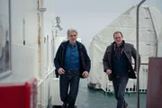 Kommissar Robert (Walter Sittler, l.) und sein Kollege Thomas (Andy Gätjen) fahnden auf der Fähre nach dem Mörder. Kommissar Robert (Walter Sittler, l.) und sein Kollege Thomas (Andy Gätjen) fahnden auf der Fähre nach dem Mörder.