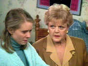 Jessica (Angela Lansbury) wird gebeten, sich um die v&ouml;llig verst&ouml;rte Alice (Cynthia Nixon) zu k&uuml;mmern.