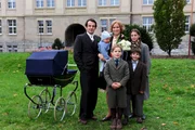 Beate Uhse (Franka Potente) und Ewe haben geheiratet. Neben ihrem gemeinsamen Kind Ulrich sind auch die Kinder aus den ersten Ehen dabei.      Hinten: Hans-Werner Meyer, Niklas Handorf, Franka Potente, Maxine G&ouml;bel  vorne: Jack Owen Berglund, Jakob Valentin Mosch