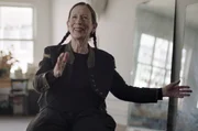 Die Stimm- und Bewegungsk&uuml;nstlerin Meredith Monk w&auml;hrend des Gespr&auml;chs mit Regisseur Billy Shebar in ihrem New Yorker Studio