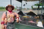 An einem Stra&szlig;enrand in der kambodschanischen Kleinstadt Skun liegt ein Markt, der zum Pilgerort f&uuml;r Liebhaber essbarer Insekten geworden ist. Verk&auml;uferin Meng Ran bereitet an ihrem Stand alles frisch zu.