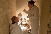 Spurensicherer Franz Wohlfahrt (Helmut Bohatsch, l.) und Gerichtsmedizinerin Dr. Franziska Beck (Maria Happel, r.) tauschen sich &uuml;ber die Eindr&uuml;cke zu den gefundenen Skeletten aus.