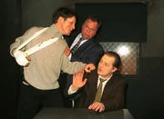 Beim Kinderh&auml;ndler Petzold (Paul Fa&szlig;nacht, r.) wurde ein Baby "reklamiert". Das Baby wurde tot auf einem Schrottplatz gefunden. Bongartz (Max Gertsch, l.) und Kehler (Wolfgang Bathke) vernehmen Petzold.